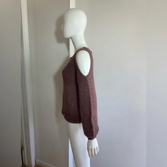Abercrombie & Fitch Cold Shoulder Sweater Purple Mauve Womens Small Crew Neck - Picture 2 of 6
